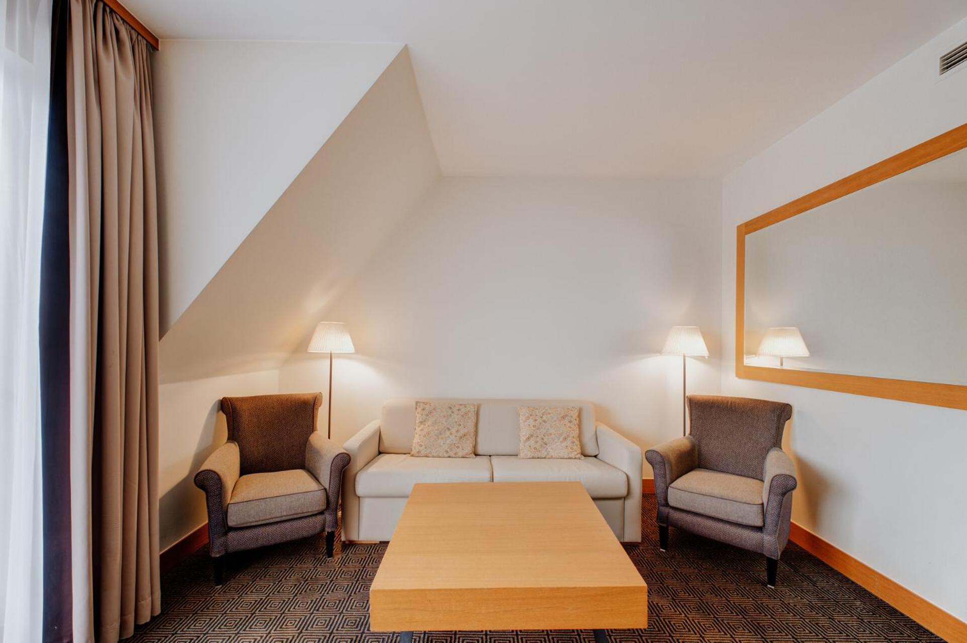 One-Bedroom Queen Suite Sofa Bed